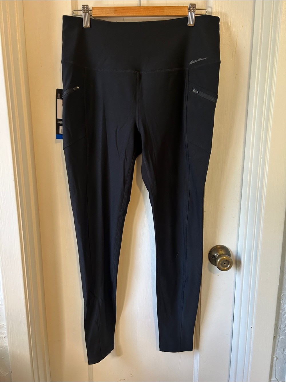 Eddie Bauer Women's Trail Tight Leggings in Black